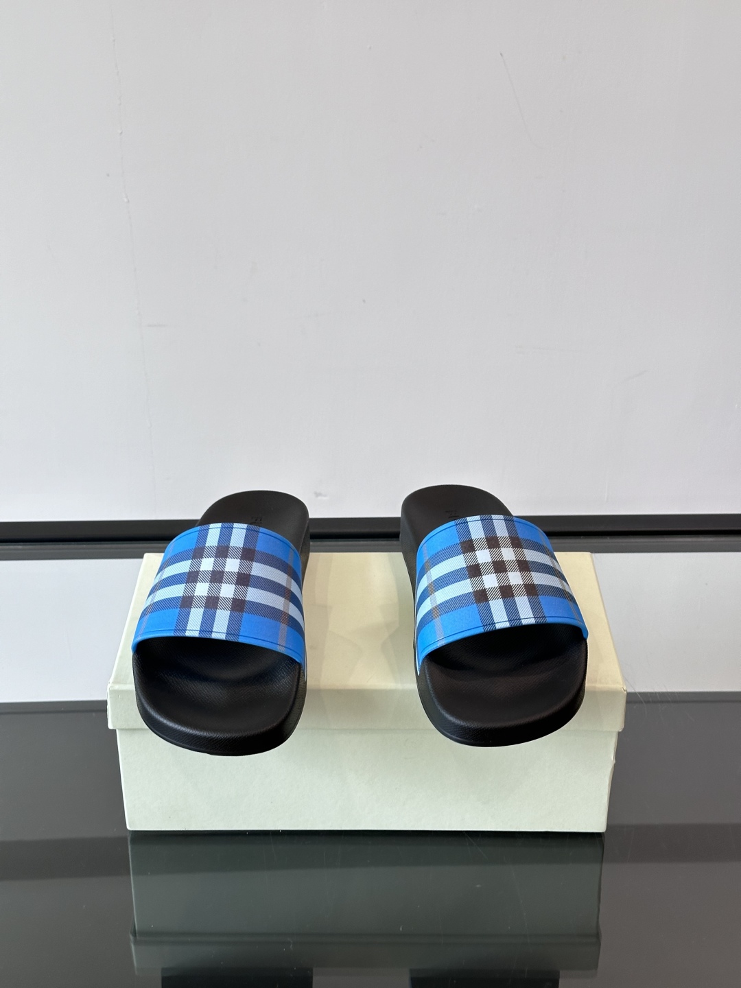 Burberry 夏日必备的拖鞋春夏Love系列情侣👫鞋，印花格纹拖鞋英伦经典复古格纹，流线型鞋垫设计非