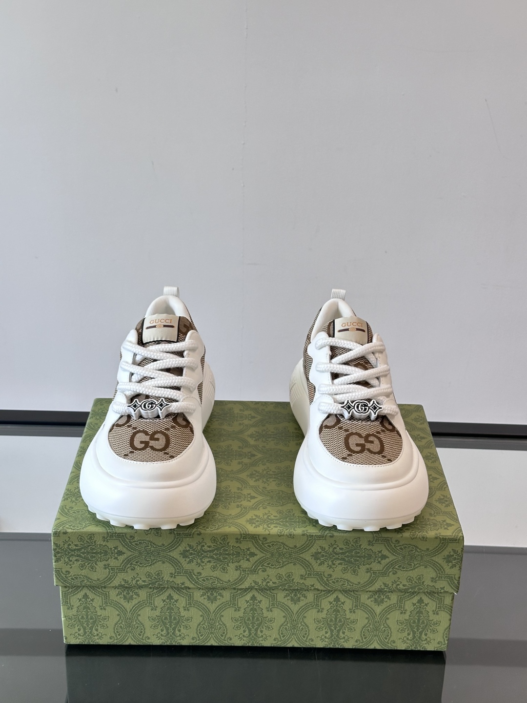 Gucci～古驰男士厚底休闲运动鞋，熊猫配色时尚大气，鞋面采用光滑小牛皮撞色拼接，鞋头开孔细节，鞋舌饰品
