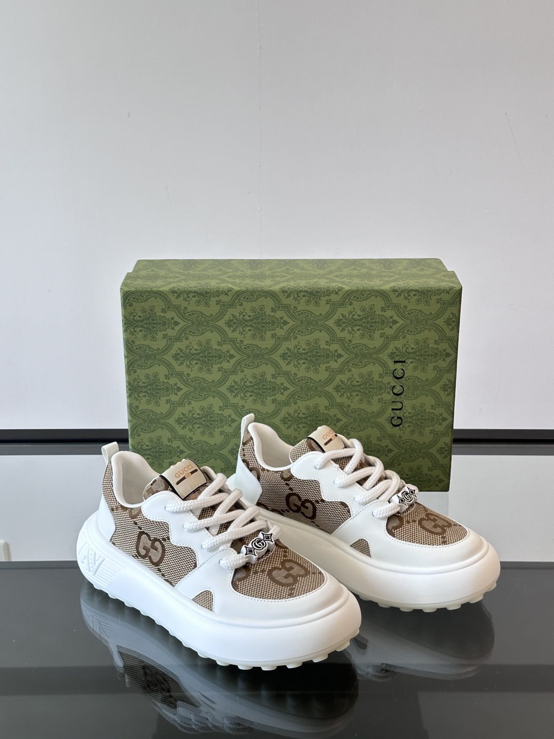 Gucci～古驰男士厚底休闲运动鞋，熊猫配色时尚大气，鞋面采用光滑小牛皮撞色拼接，鞋头开孔细节，鞋舌饰品