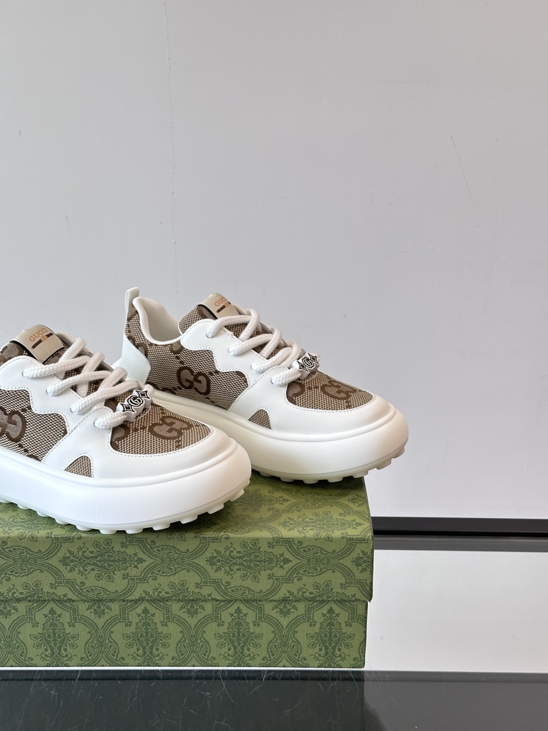 Gucci～古驰男士厚底休闲运动鞋，熊猫配色时尚大气，鞋面采用光滑小牛皮撞色拼接，鞋头开孔细节，鞋舌饰品