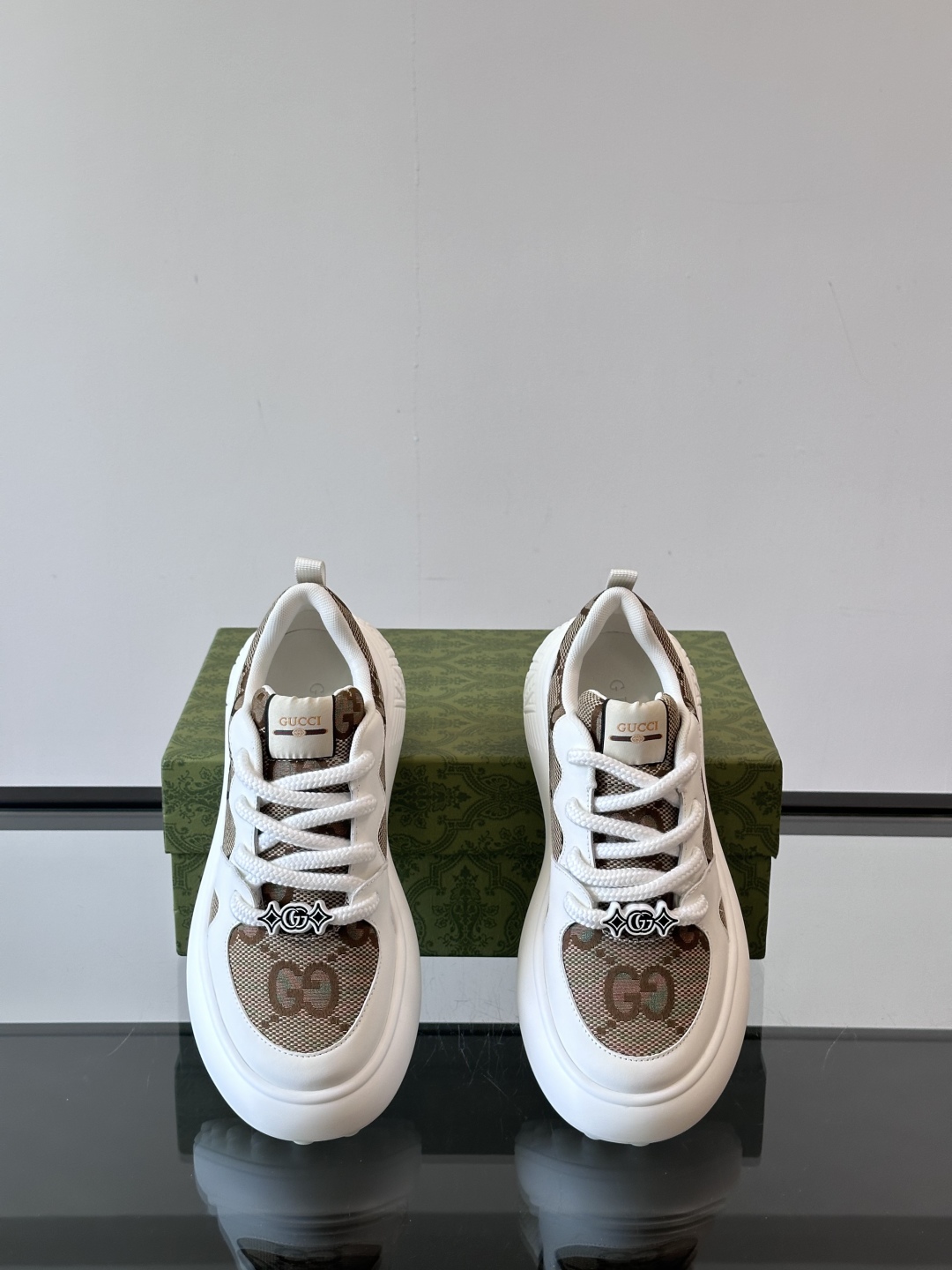 Gucci～古驰男士厚底休闲运动鞋，熊猫配色时尚大气，鞋面采用光滑小牛皮撞色拼接，鞋头开孔细节，鞋舌饰品