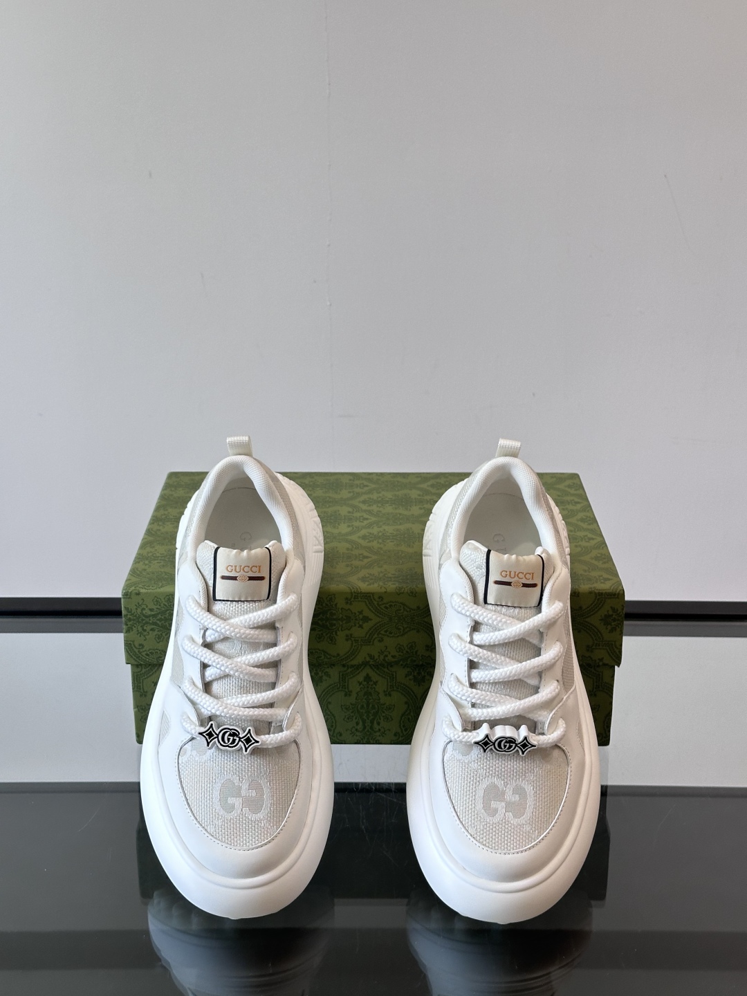 Gucci～古驰男士厚底休闲运动鞋，熊猫配色时尚大气，鞋面采用光滑小牛皮撞色拼接，鞋头开孔细节，鞋舌饰品