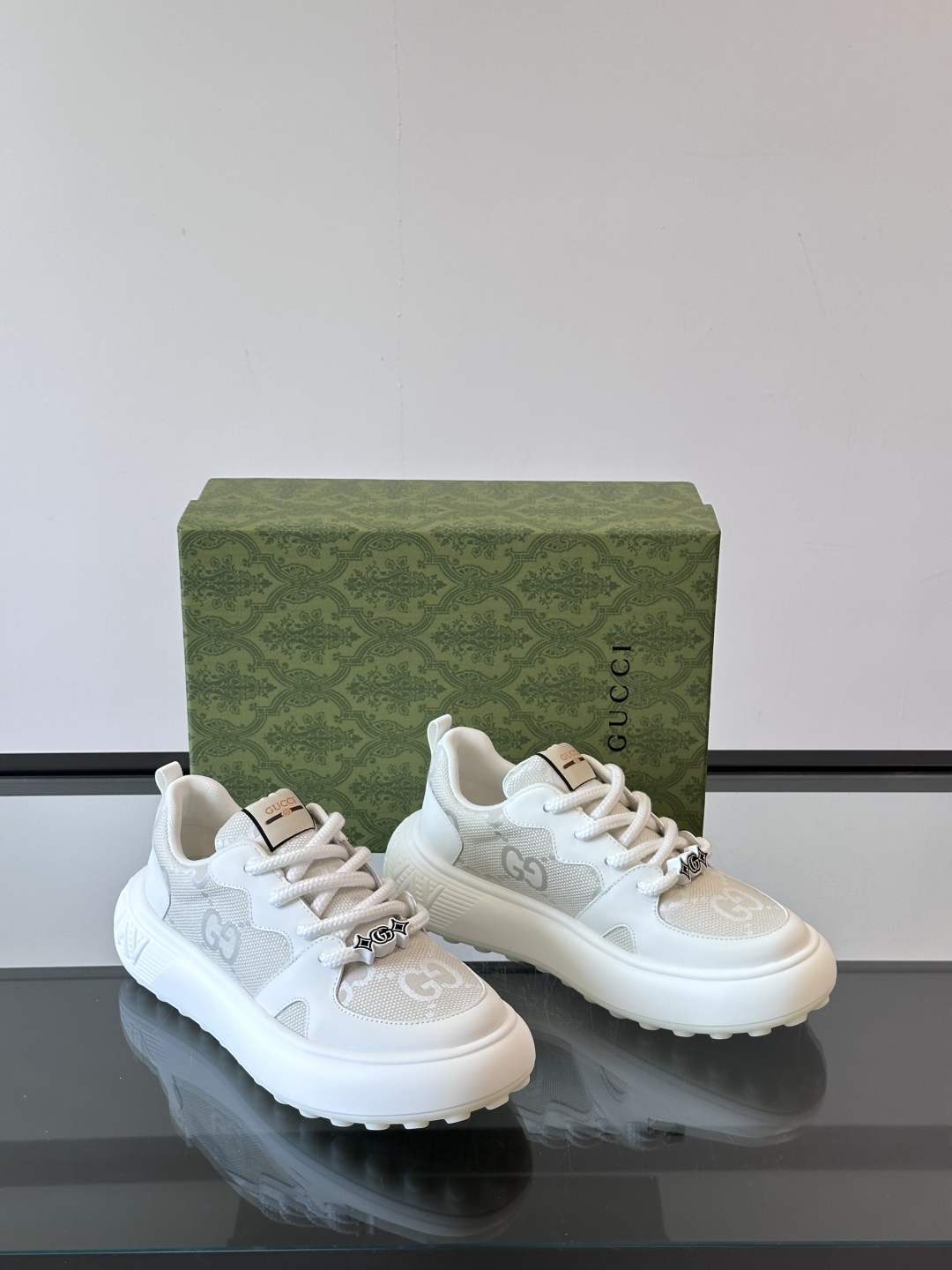 Gucci～古驰男士厚底休闲运动鞋，熊猫配色时尚大气，鞋面采用光滑小牛皮撞色拼接，鞋头开孔细节，鞋舌饰品