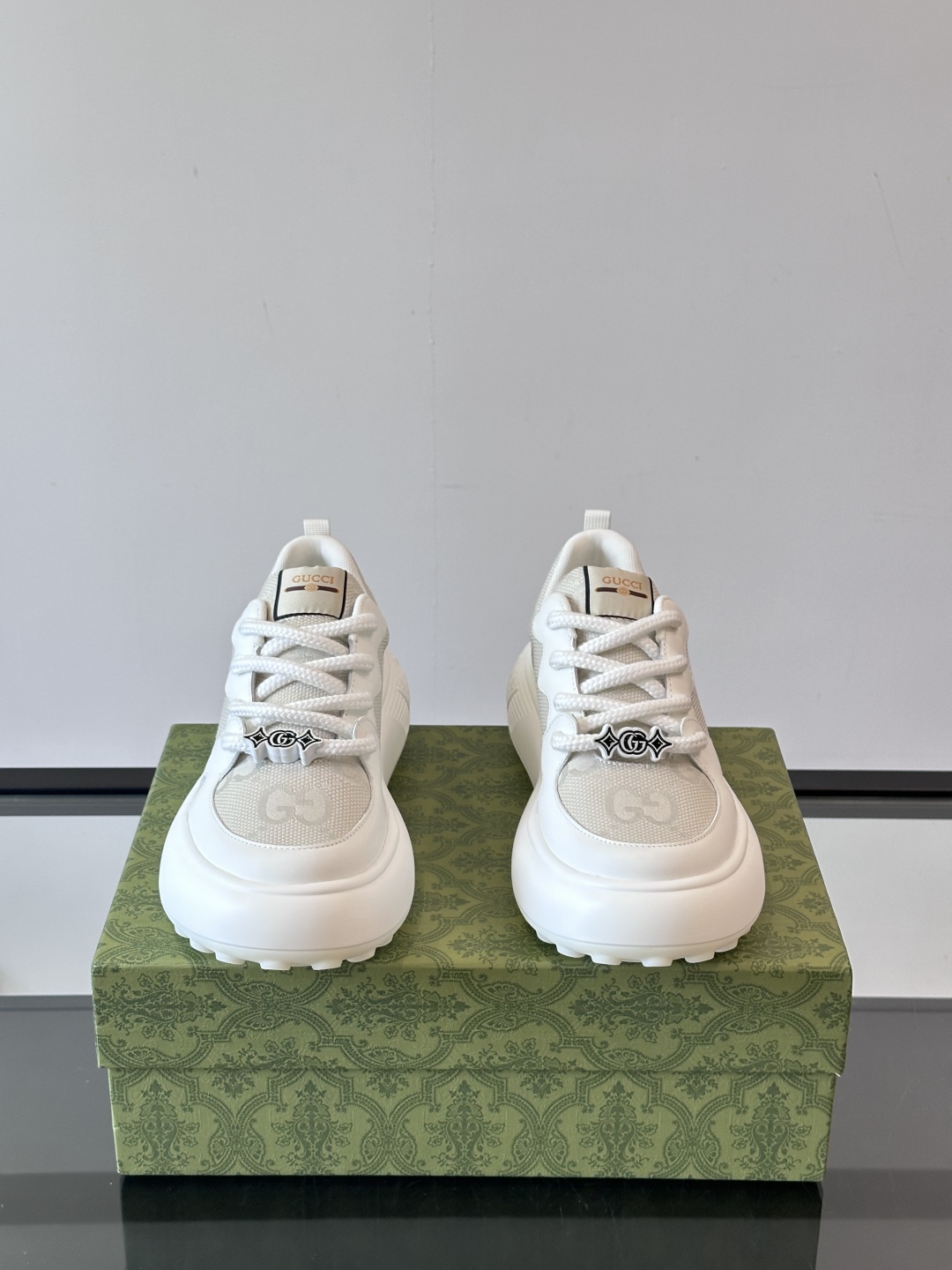Gucci～古驰男士厚底休闲运动鞋，熊猫配色时尚大气，鞋面采用光滑小牛皮撞色拼接，鞋头开孔细节，鞋舌饰品