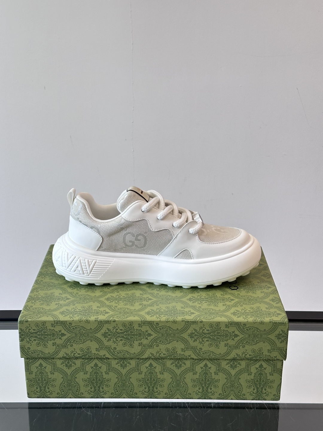 Gucci～古驰男士厚底休闲运动鞋，熊猫配色时尚大气，鞋面采用光滑小牛皮撞色拼接，鞋头开孔细节，鞋舌饰品