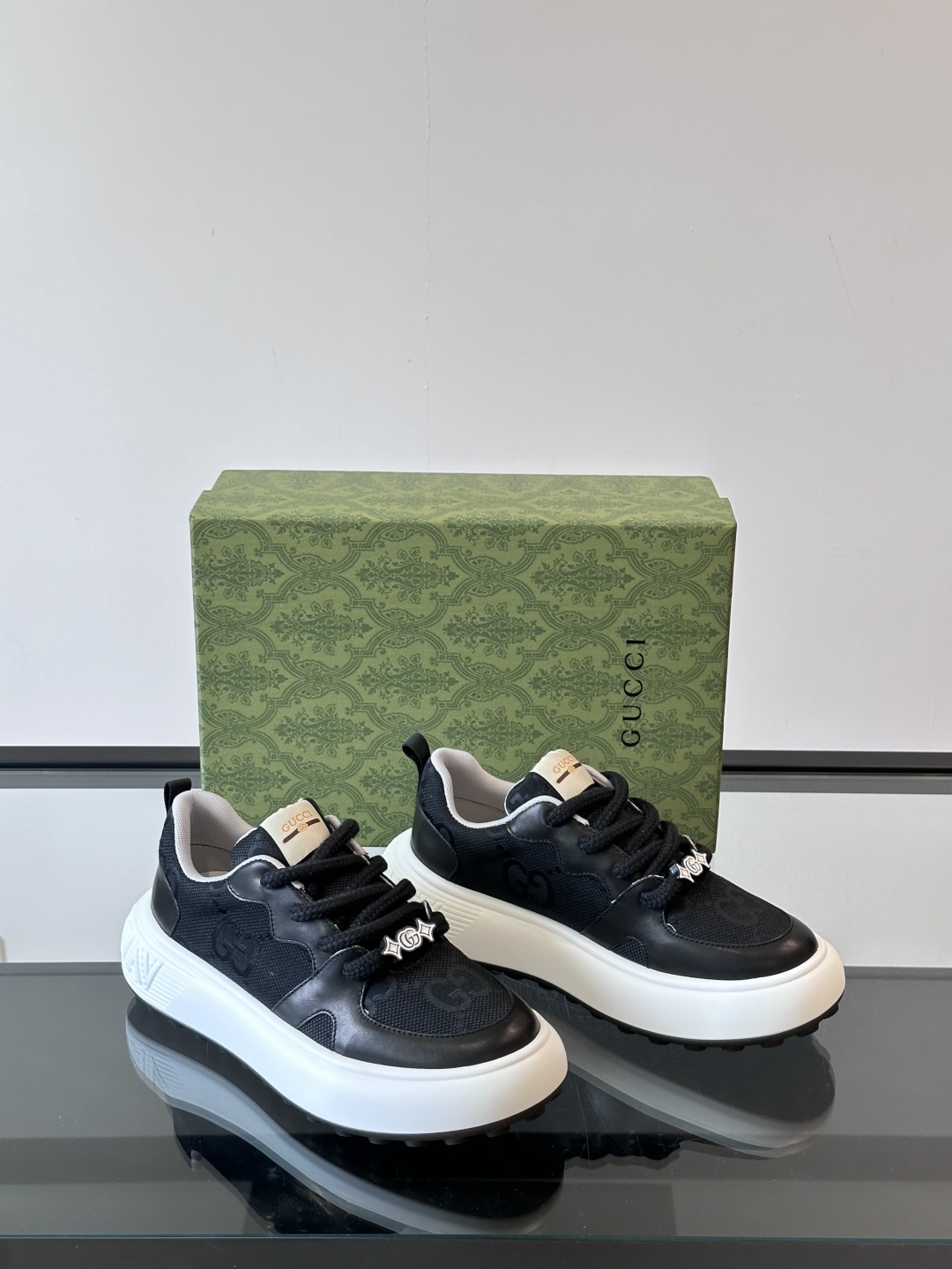 Gucci～古驰男士厚底休闲运动鞋，熊猫配色时尚大气，鞋面采用光滑小牛皮撞色拼接，鞋头开孔细节，鞋舌饰品