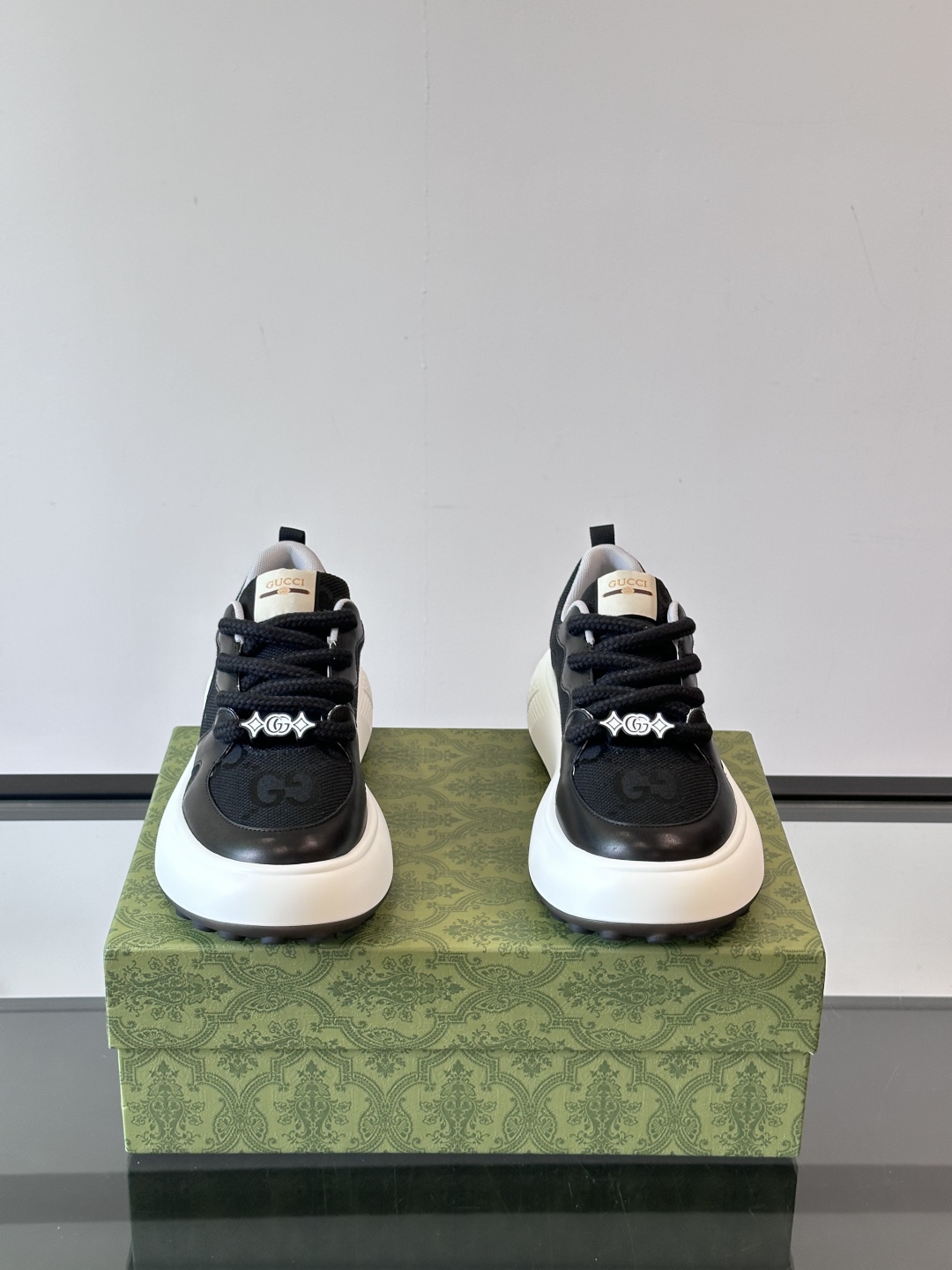 Gucci～古驰男士厚底休闲运动鞋，熊猫配色时尚大气，鞋面采用光滑小牛皮撞色拼接，鞋头开孔细节，鞋舌饰品