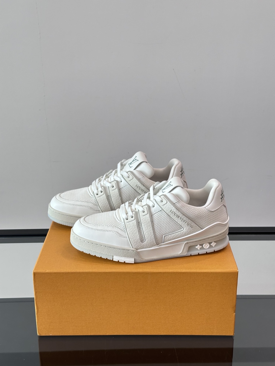 驴家 新配色 情侣款trainer运动鞋，本款 LV Trainer 运动鞋取材柔软粒面小牛皮，呈现纯净