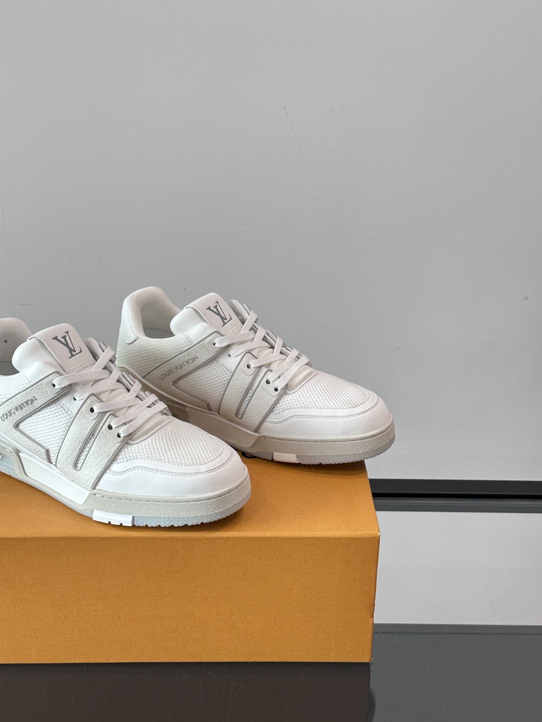 驴家 新配色 情侣款trainer运动鞋，本款 LV Trainer 运动鞋取材柔软粒面小牛皮，呈现纯净