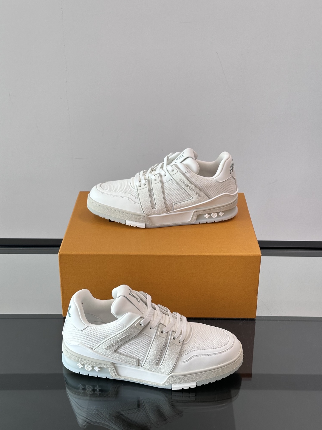 驴家 新配色 情侣款trainer运动鞋，本款 LV Trainer 运动鞋取材柔软粒面小牛皮，呈现纯净