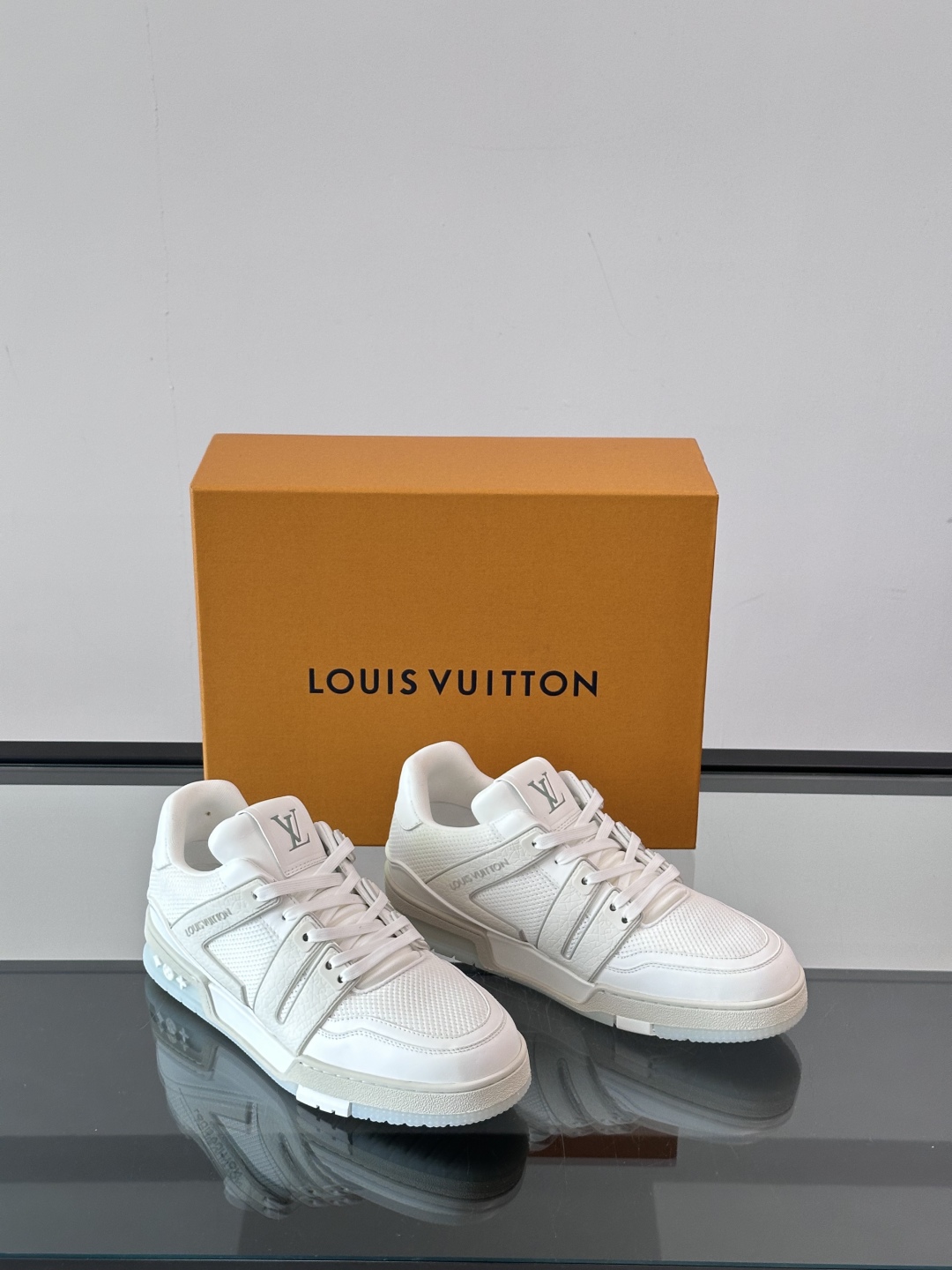驴家 新配色 情侣款trainer运动鞋，本款 LV Trainer 运动鞋取材柔软粒面小牛皮，呈现纯净