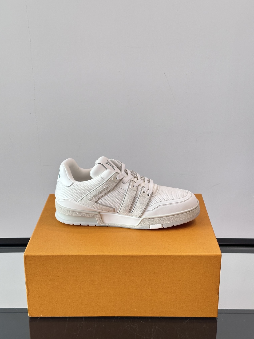驴家 新配色 情侣款trainer运动鞋，本款 LV Trainer 运动鞋取材柔软粒面小牛皮，呈现纯净