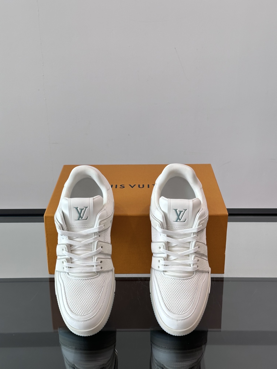 驴家 新配色 情侣款trainer运动鞋，本款 LV Trainer 运动鞋取材柔软粒面小牛皮，呈现纯净