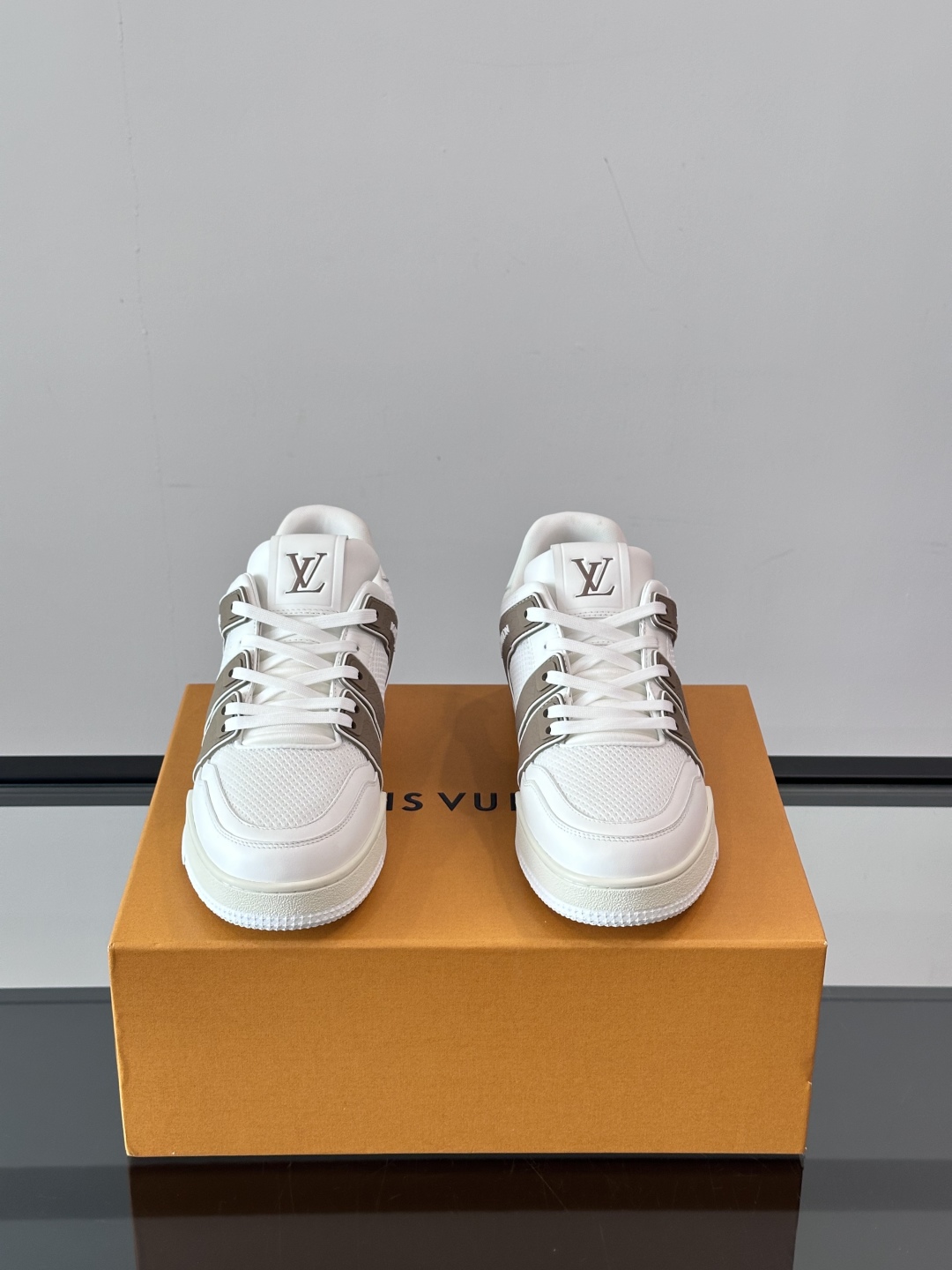 驴家 新配色 情侣款trainer运动鞋，本款 LV Trainer 运动鞋取材柔软粒面小牛皮，呈现纯净