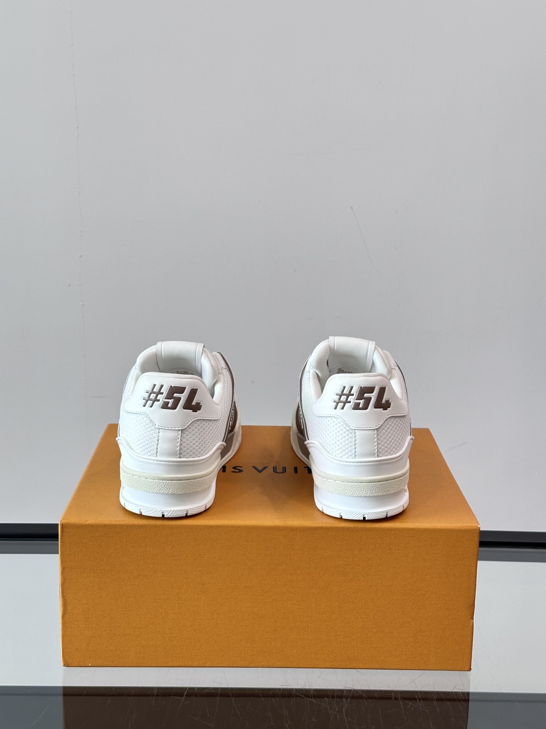 驴家 新配色 情侣款trainer运动鞋，本款 LV Trainer 运动鞋取材柔软粒面小牛皮，呈现纯净