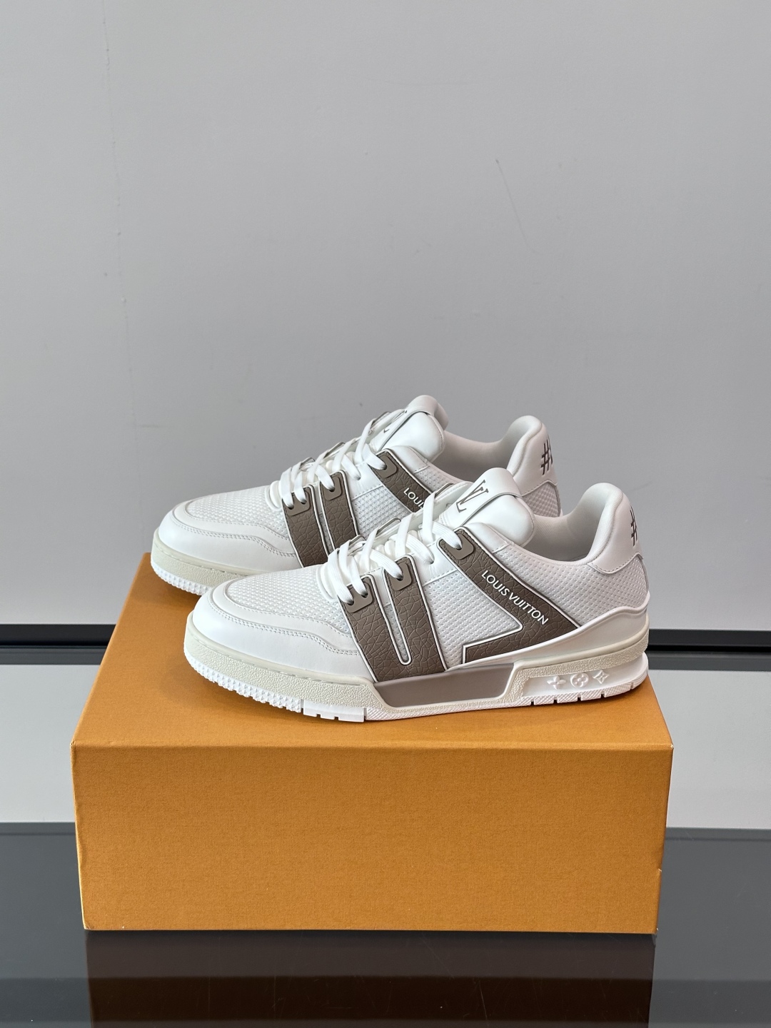 驴家 新配色 情侣款trainer运动鞋，本款 LV Trainer 运动鞋取材柔软粒面小牛皮，呈现纯净