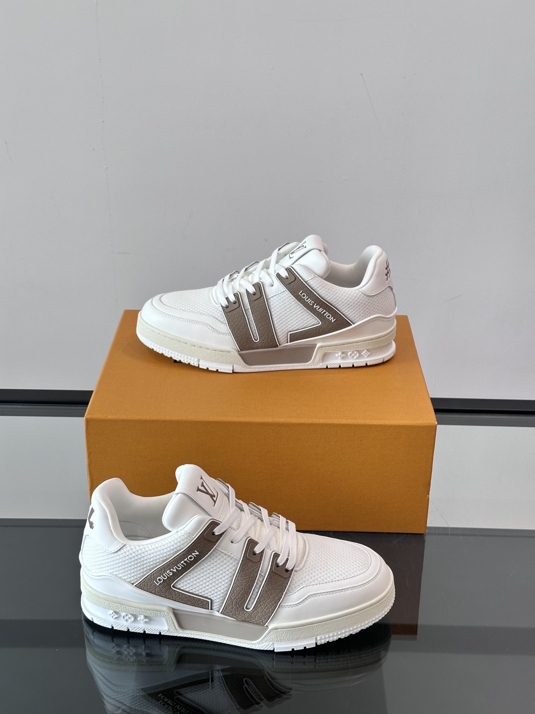驴家 新配色 情侣款trainer运动鞋，本款 LV Trainer 运动鞋取材柔软粒面小牛皮，呈现纯净