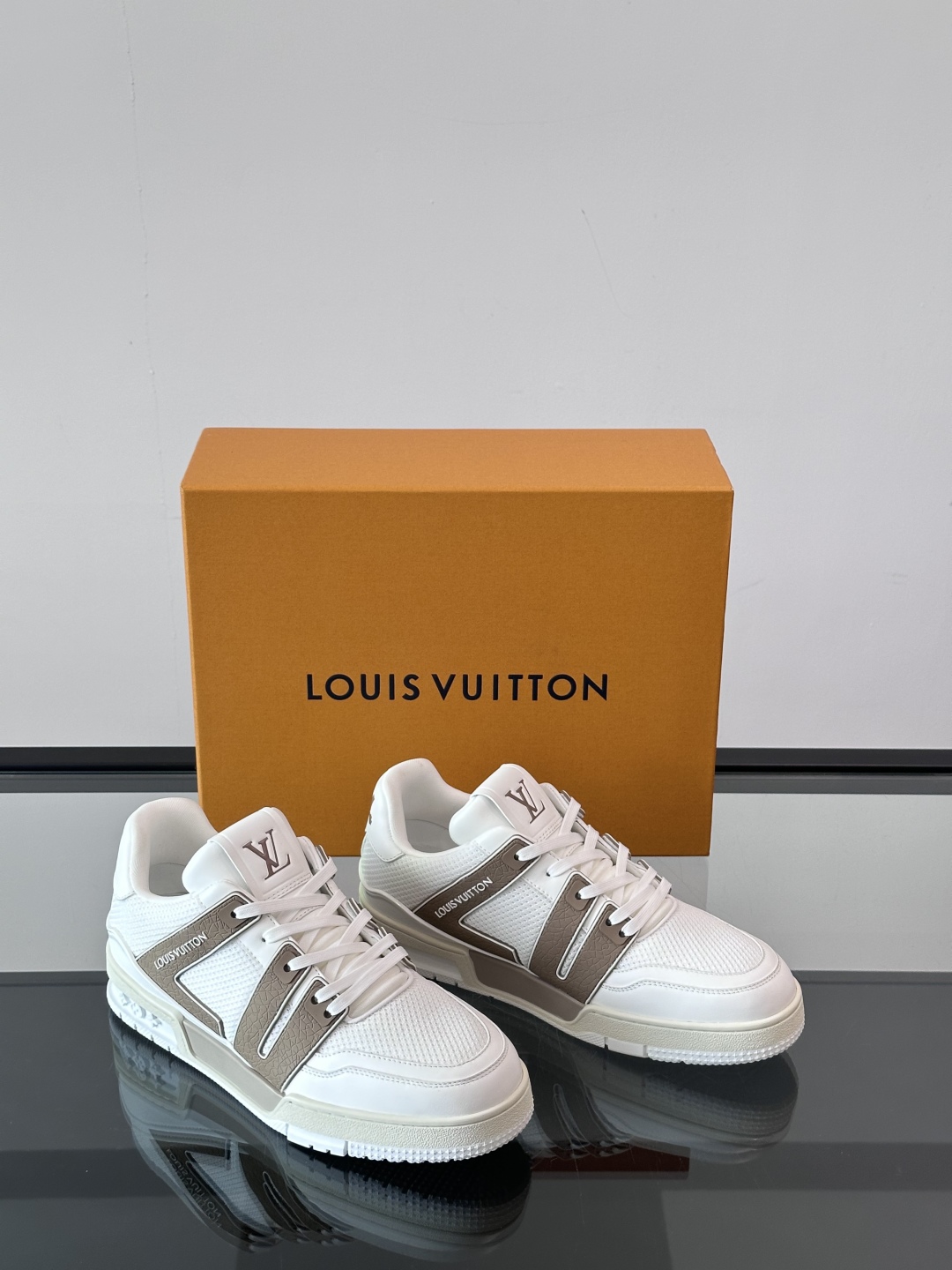 驴家 新配色 情侣款trainer运动鞋，本款 LV Trainer 运动鞋取材柔软粒面小牛皮，呈现纯净