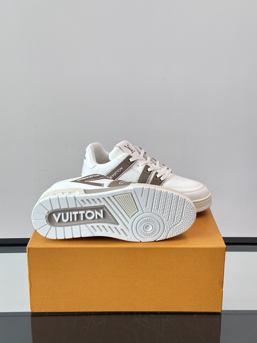 驴家 新配色 情侣款trainer运动鞋，本款 LV Trainer 运动鞋取材柔软粒面小牛皮，呈现纯净