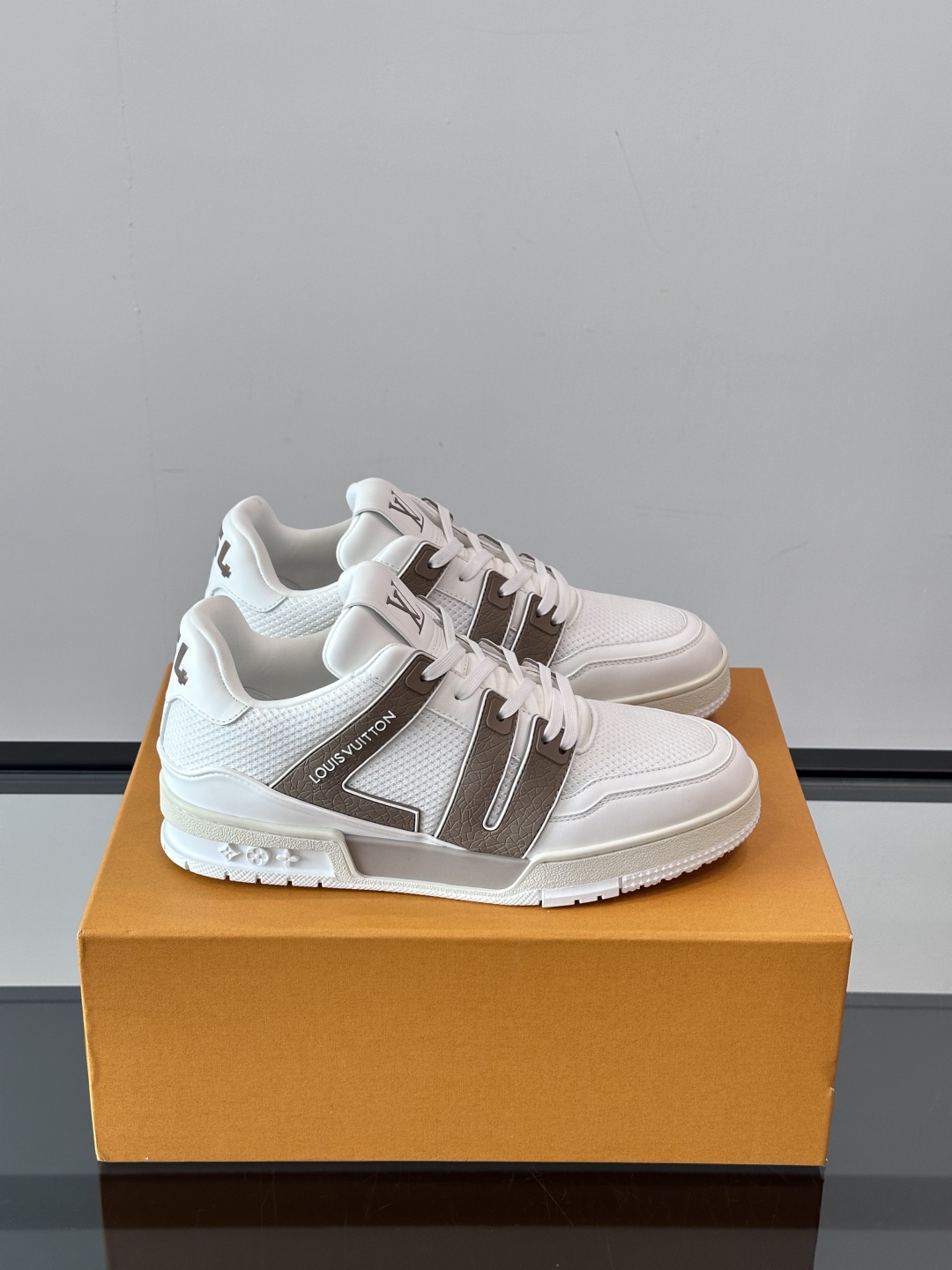 驴家 新配色 情侣款trainer运动鞋，本款 LV Trainer 运动鞋取材柔软粒面小牛皮，呈现纯净