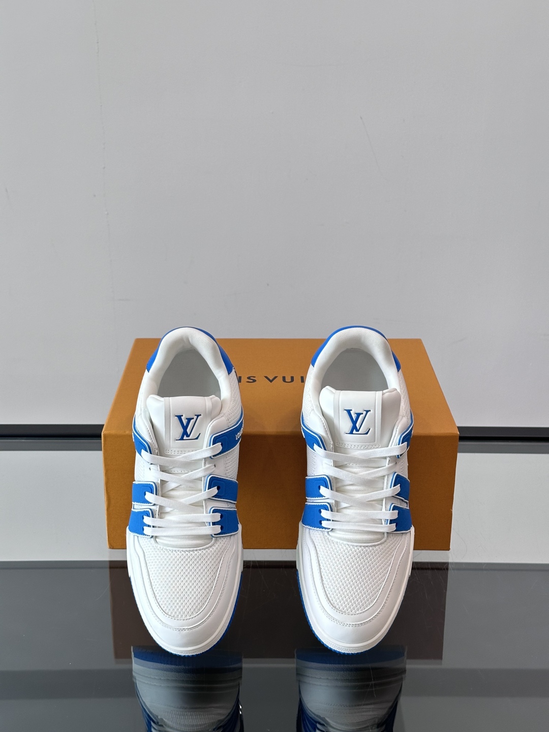驴家 新配色 情侣款trainer运动鞋，本款 LV Trainer 运动鞋取材柔软粒面小牛皮，呈现纯净