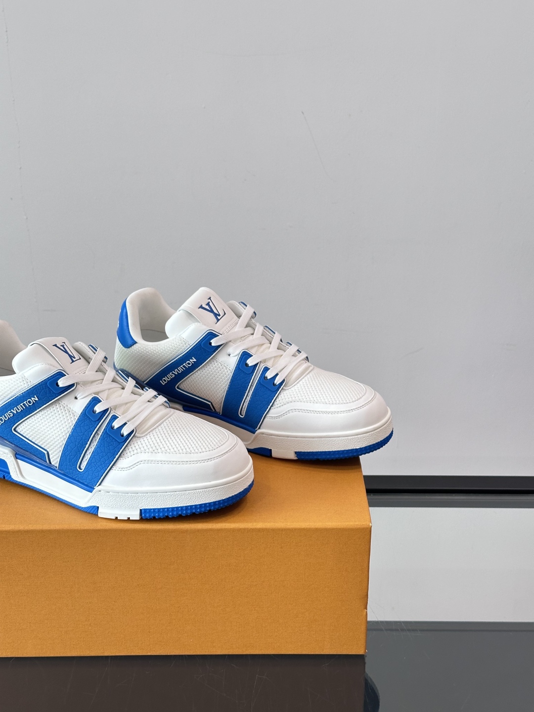 驴家 新配色 情侣款trainer运动鞋，本款 LV Trainer 运动鞋取材柔软粒面小牛皮，呈现纯净