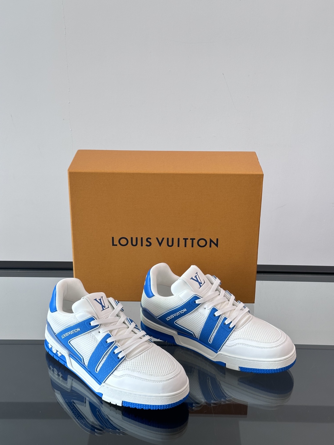 驴家 新配色 情侣款trainer运动鞋，本款 LV Trainer 运动鞋取材柔软粒面小牛皮，呈现纯净