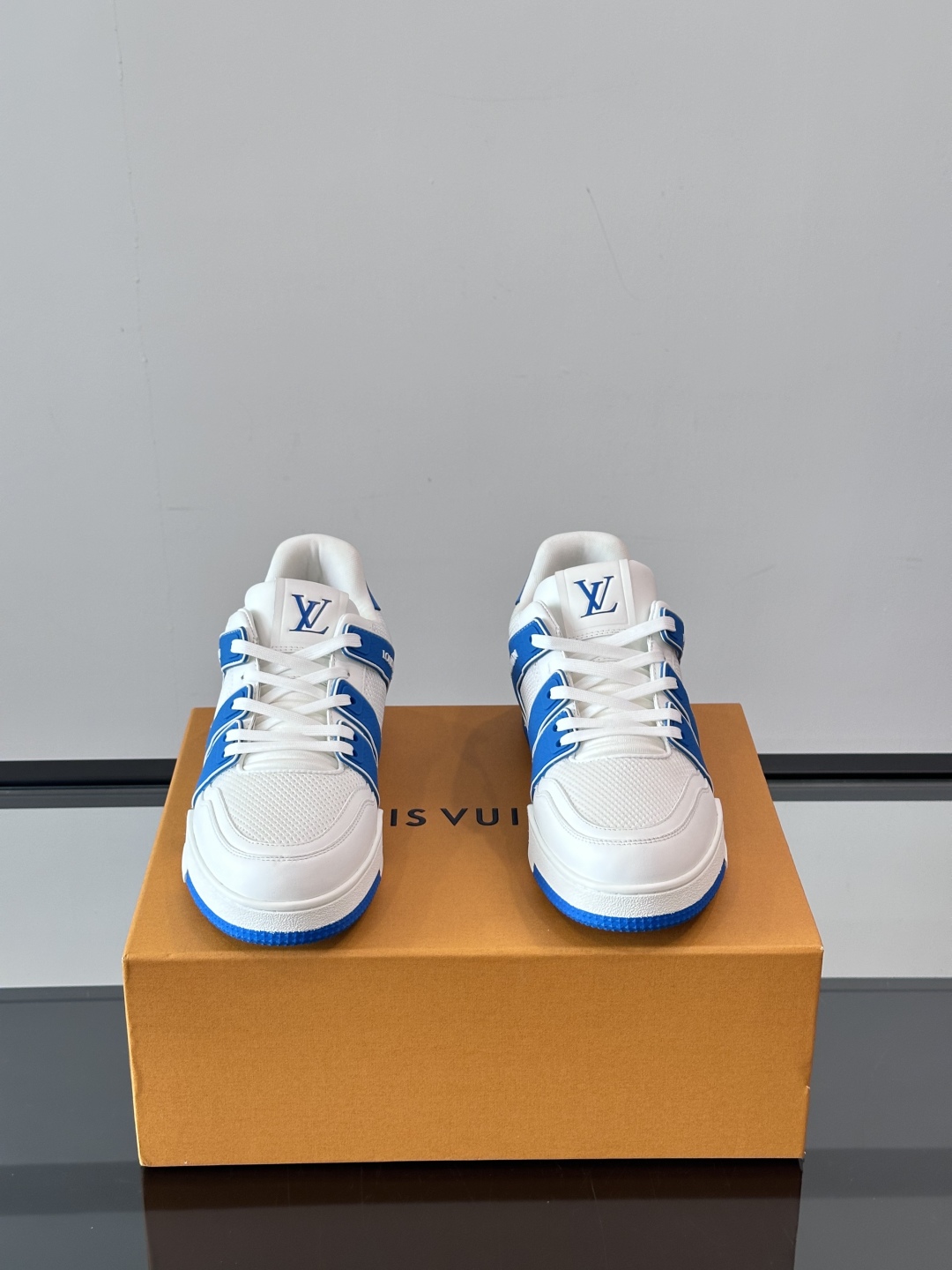 驴家 新配色 情侣款trainer运动鞋，本款 LV Trainer 运动鞋取材柔软粒面小牛皮，呈现纯净