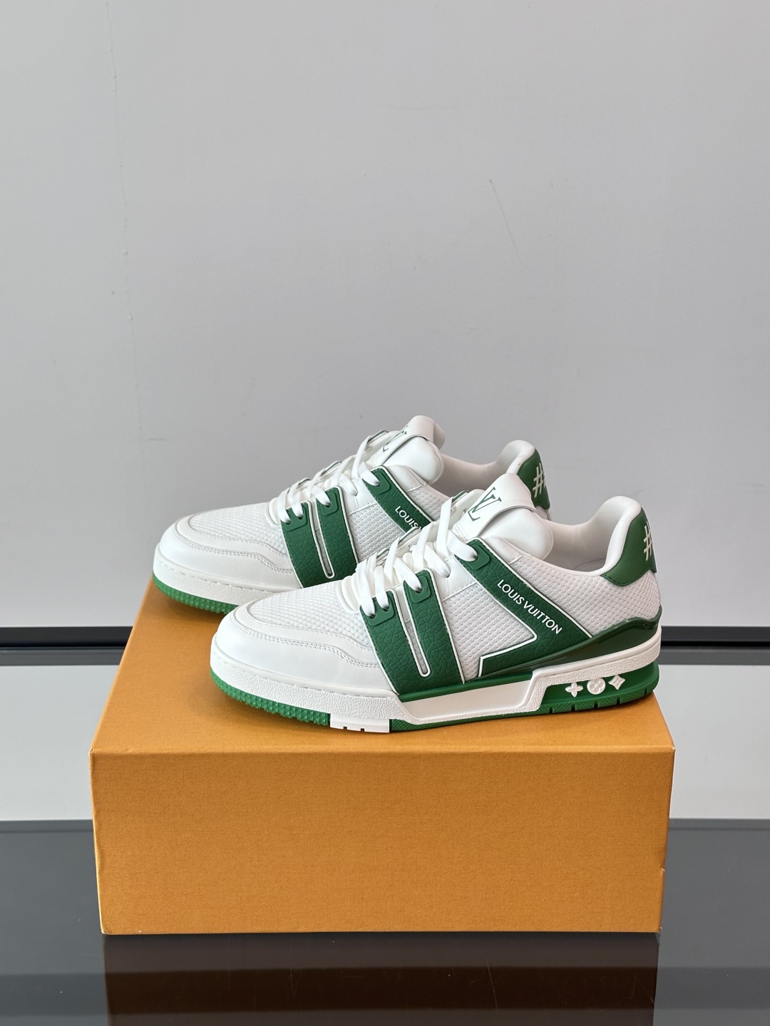 驴家 新配色 情侣款trainer运动鞋，本款 LV Trainer 运动鞋取材柔软粒面小牛皮，呈现纯净
