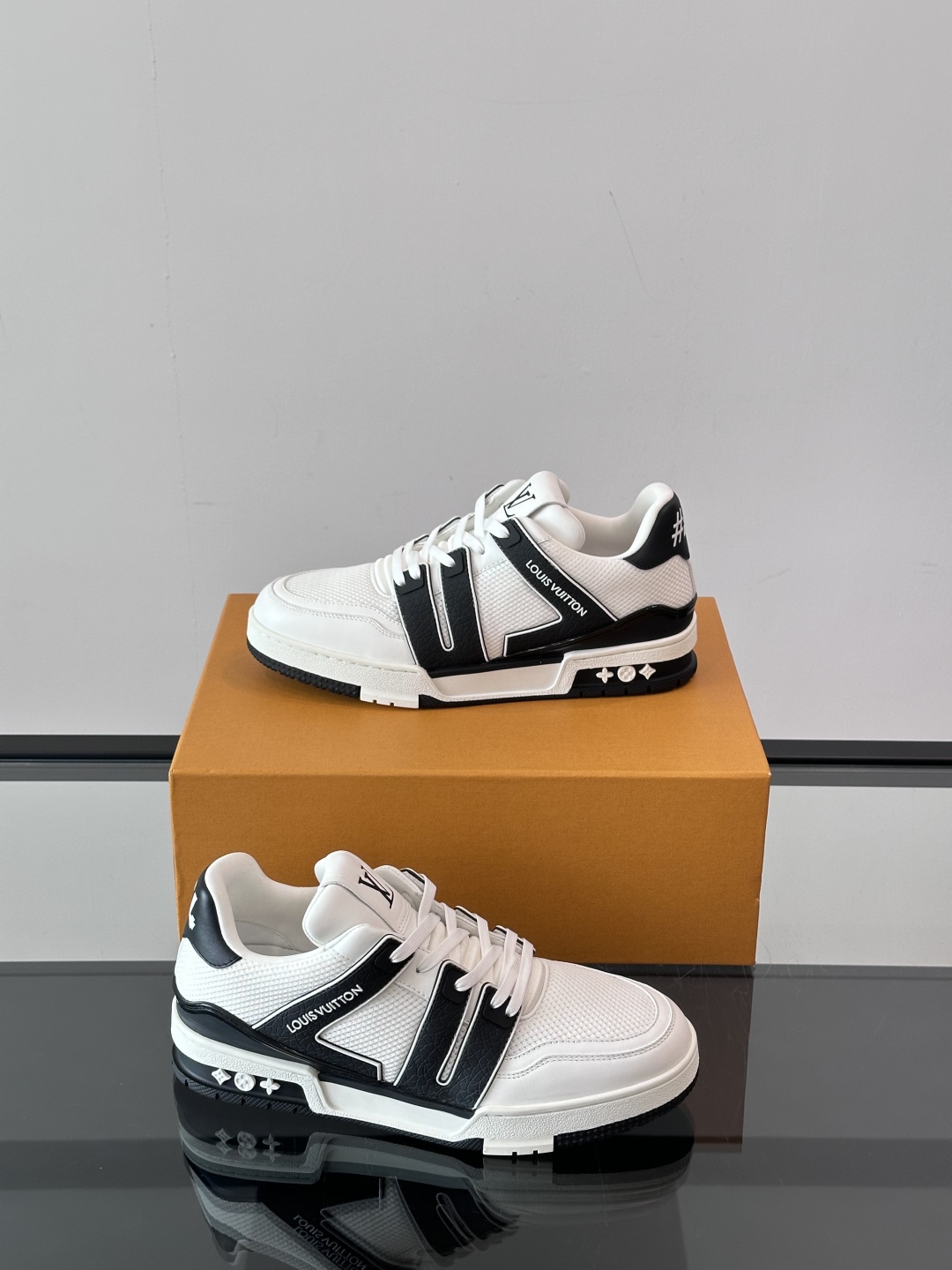 驴家 新配色 情侣款trainer运动鞋，本款 LV Trainer 运动鞋取材柔软粒面小牛皮，呈现纯净