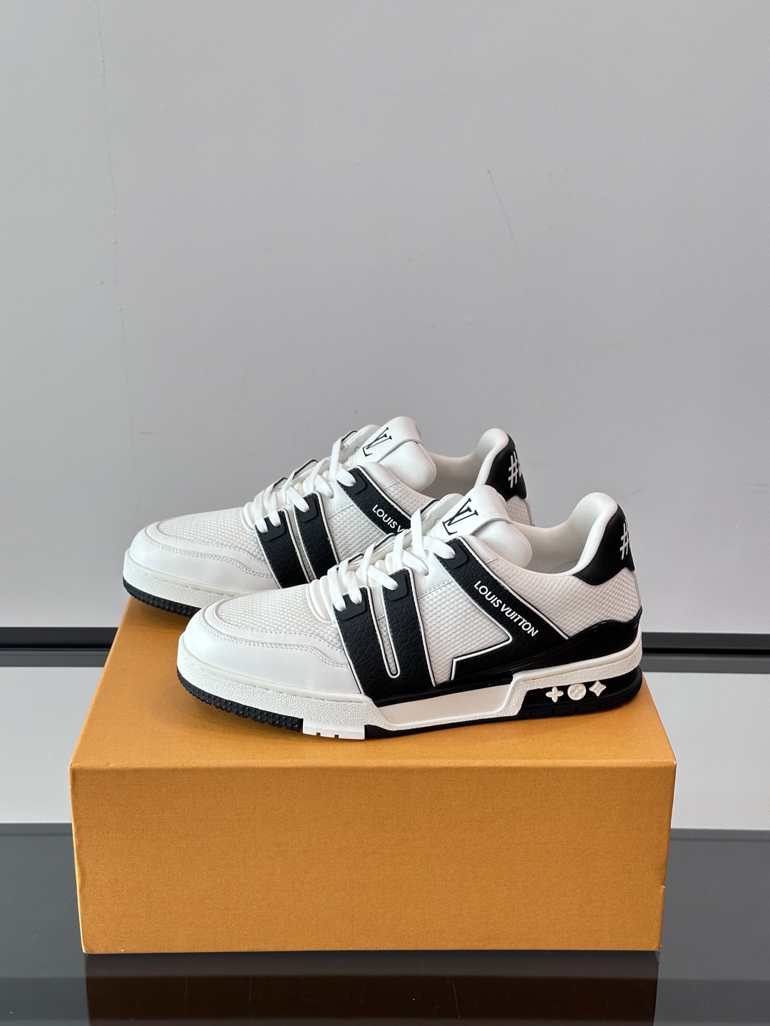 驴家 新配色 情侣款trainer运动鞋，本款 LV Trainer 运动鞋取材柔软粒面小牛皮，呈现纯净