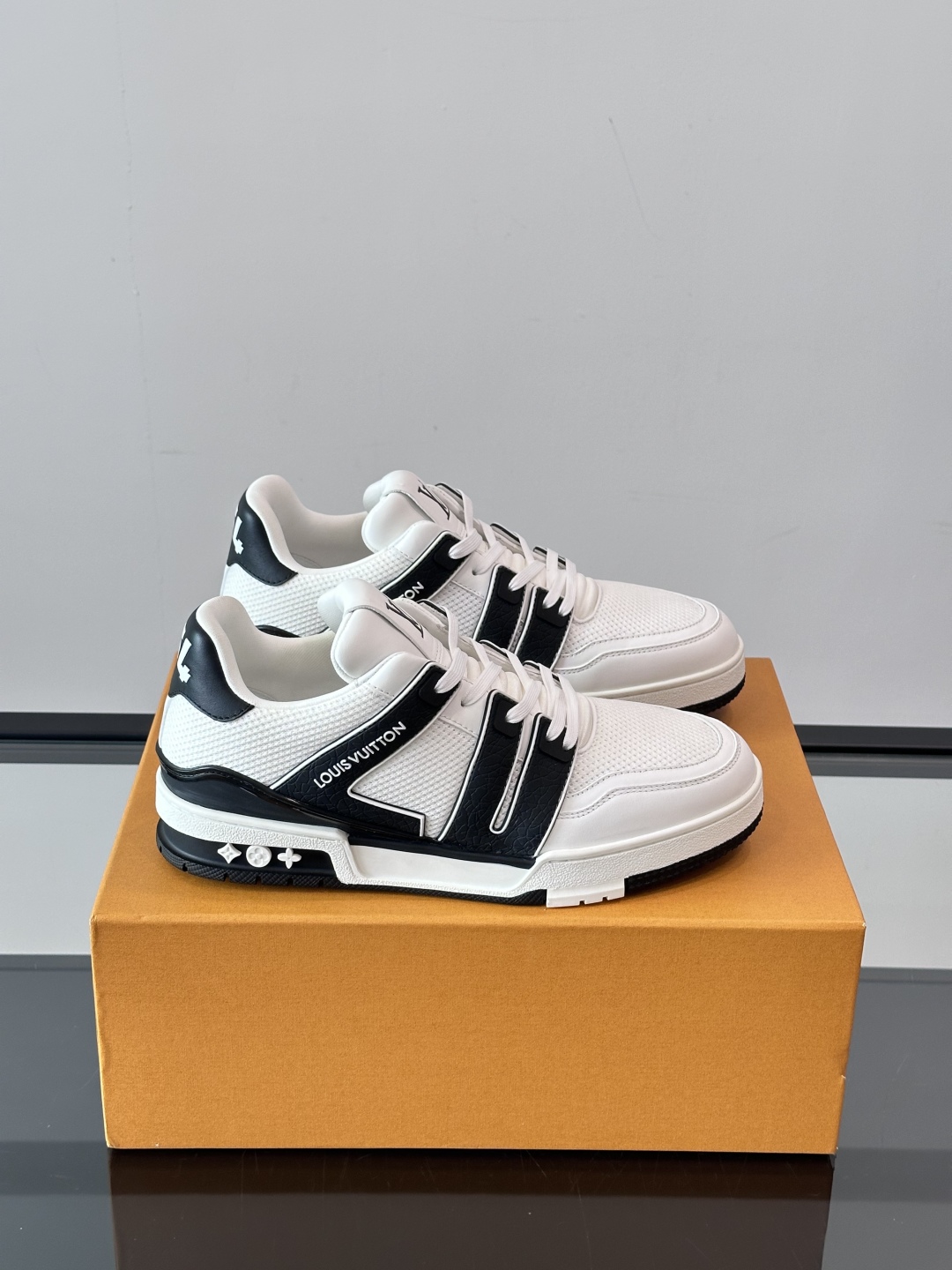 驴家 新配色 情侣款trainer运动鞋，本款 LV Trainer 运动鞋取材柔软粒面小牛皮，呈现纯净