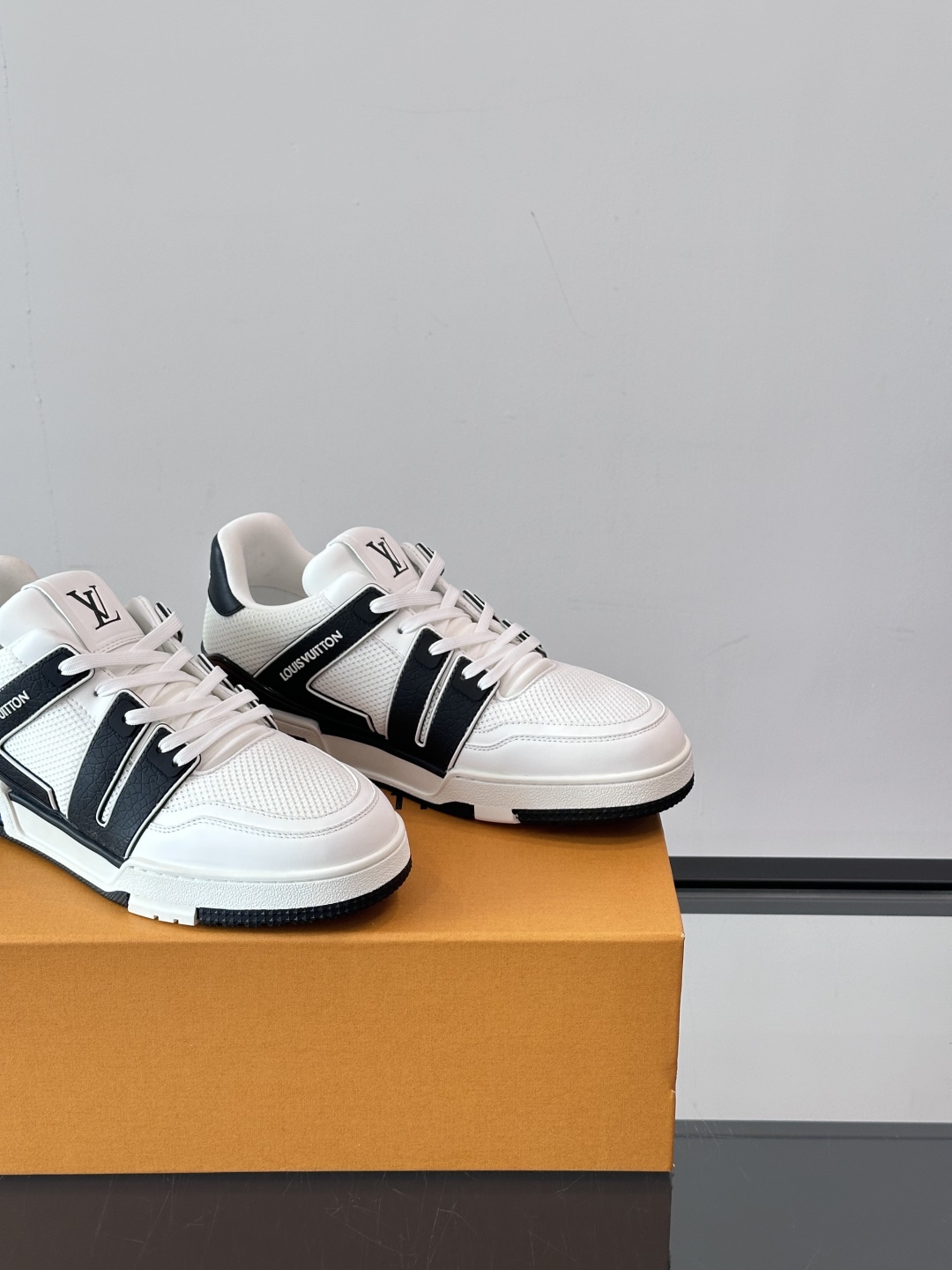 驴家 新配色 情侣款trainer运动鞋，本款 LV Trainer 运动鞋取材柔软粒面小牛皮，呈现纯净