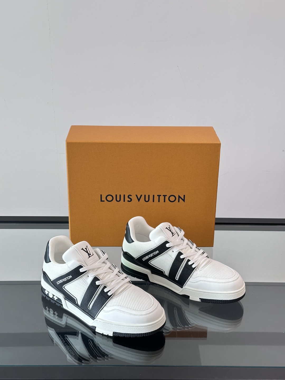 驴家 新配色 情侣款trainer运动鞋，本款 LV Trainer 运动鞋取材柔软粒面小牛皮，呈现纯净
