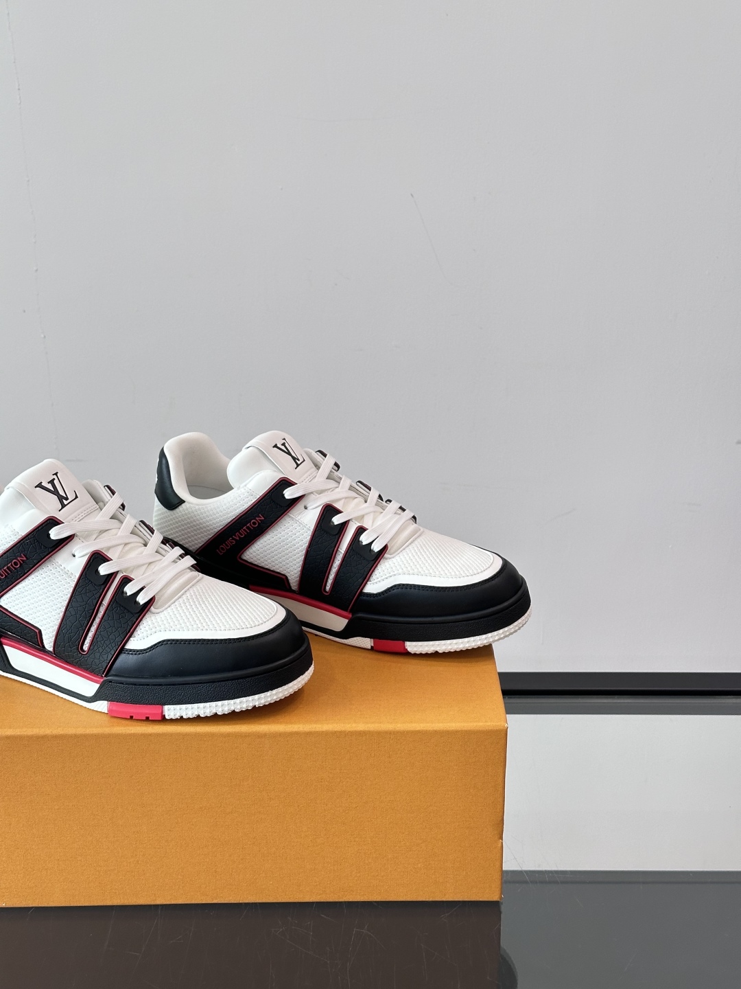 驴家 新配色 情侣款trainer运动鞋，本款 LV Trainer 运动鞋取材柔软粒面小牛皮，呈现纯净