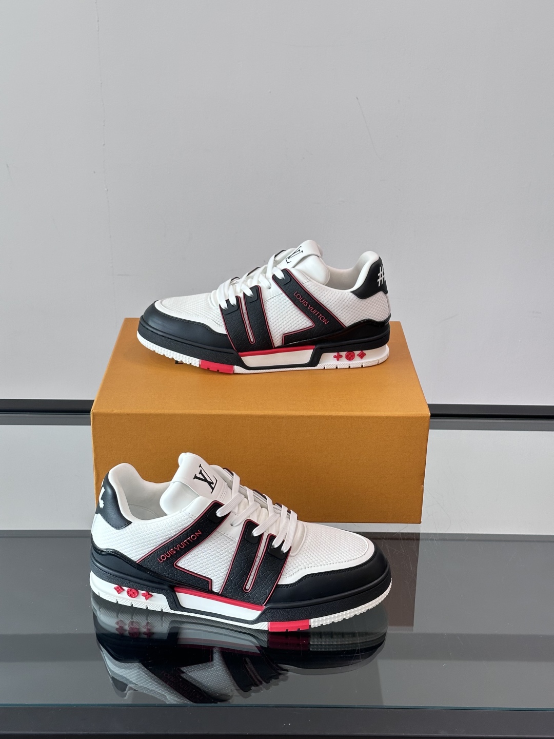 驴家 新配色 情侣款trainer运动鞋，本款 LV Trainer 运动鞋取材柔软粒面小牛皮，呈现纯净