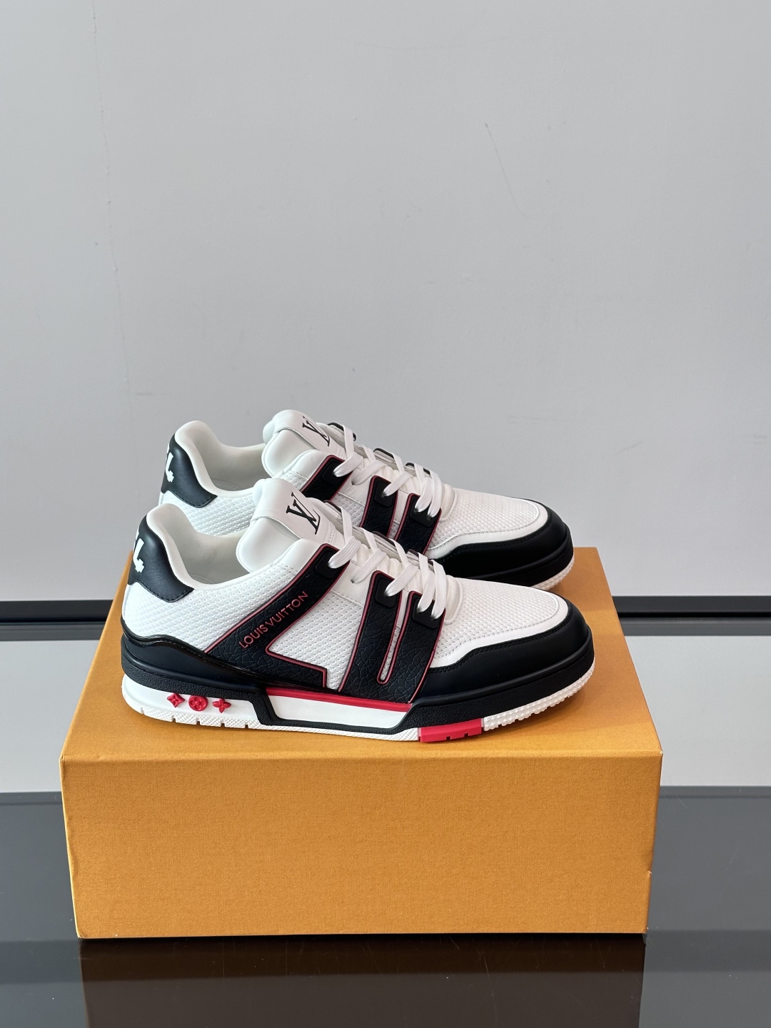 驴家 新配色 情侣款trainer运动鞋，本款 LV Trainer 运动鞋取材柔软粒面小牛皮，呈现纯净