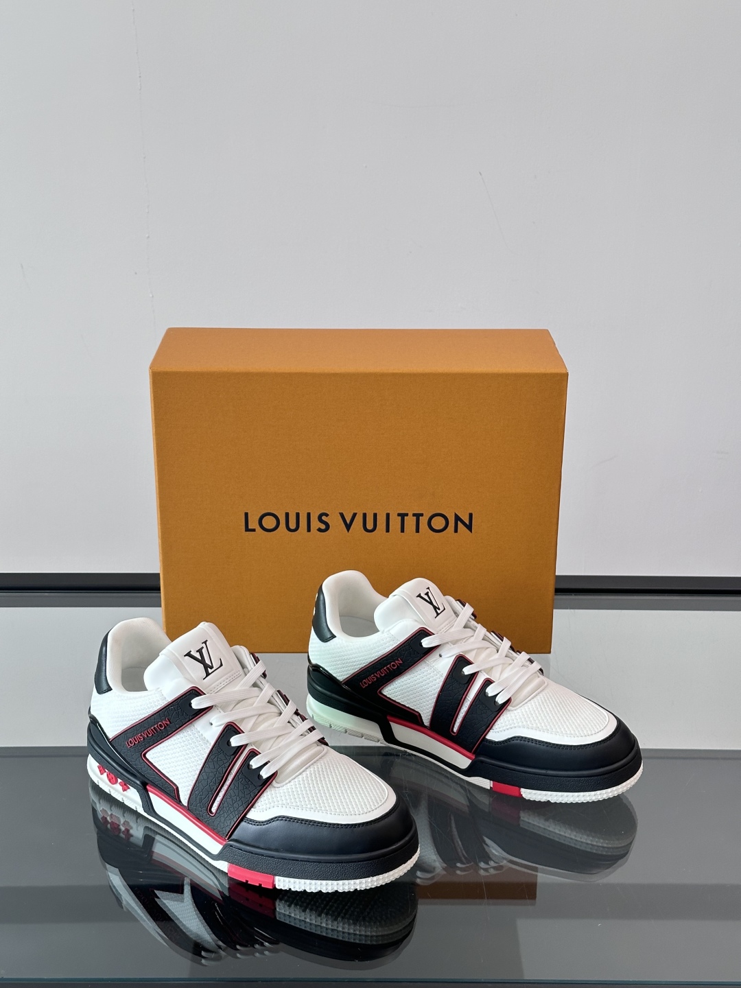 驴家 新配色 情侣款trainer运动鞋，本款 LV Trainer 运动鞋取材柔软粒面小牛皮，呈现纯净