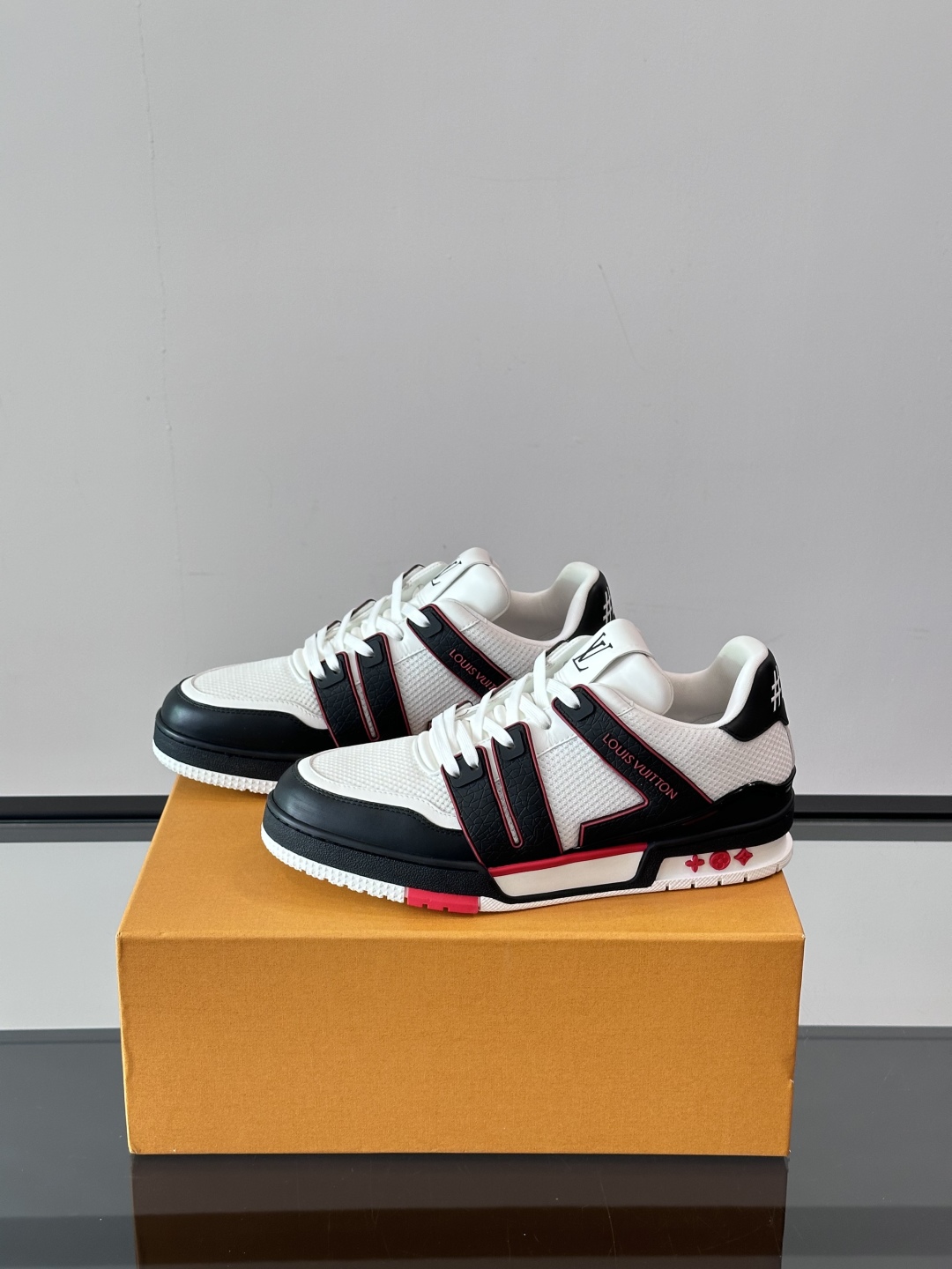 驴家 新配色 情侣款trainer运动鞋，本款 LV Trainer 运动鞋取材柔软粒面小牛皮，呈现纯净