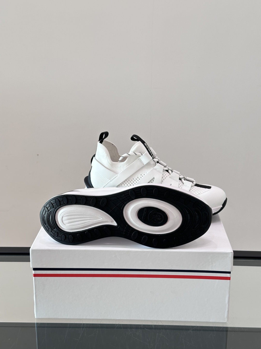 Moncler/蒙口男士休闲运动鞋，具有舒适防滑性能，采用一体成型进口飞织科技面料制成，兼备创新、功能性