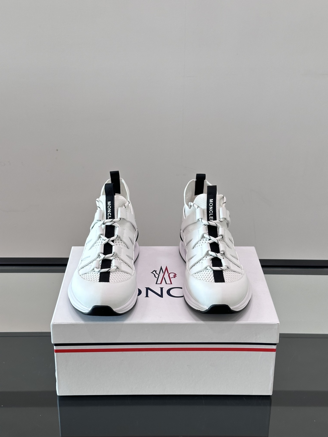 Moncler/蒙口男士休闲运动鞋，具有舒适防滑性能，采用一体成型进口飞织科技面料制成，兼备创新、功能性