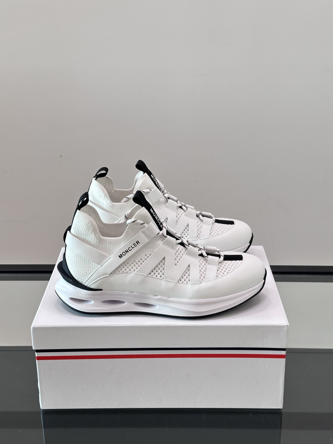 Moncler/蒙口男士休闲运动鞋，具有舒适防滑性能，采用一体成型进口飞织科技面料制成，兼备创新、功能性
