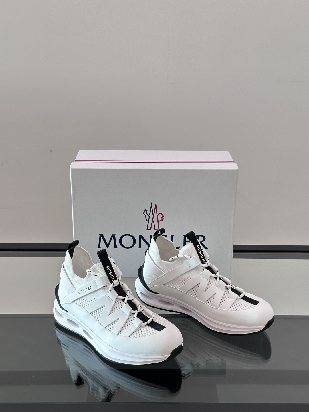Moncler/蒙口男士休闲运动鞋，具有舒适防滑性能，采用一体成型进口飞织科技面料制成，兼备创新、功能性