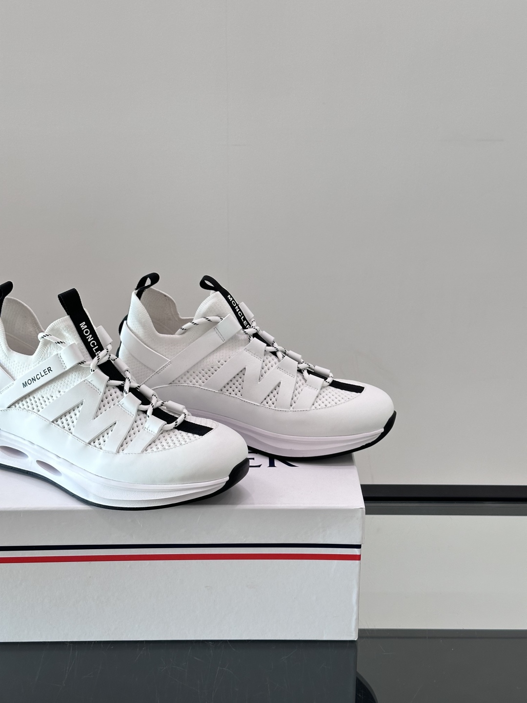 Moncler/蒙口男士休闲运动鞋，具有舒适防滑性能，采用一体成型进口飞织科技面料制成，兼备创新、功能性