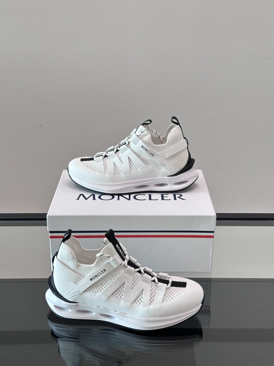 Moncler/蒙口男士休闲运动鞋，具有舒适防滑性能，采用一体成型进口飞织科技面料制成，兼备创新、功能性