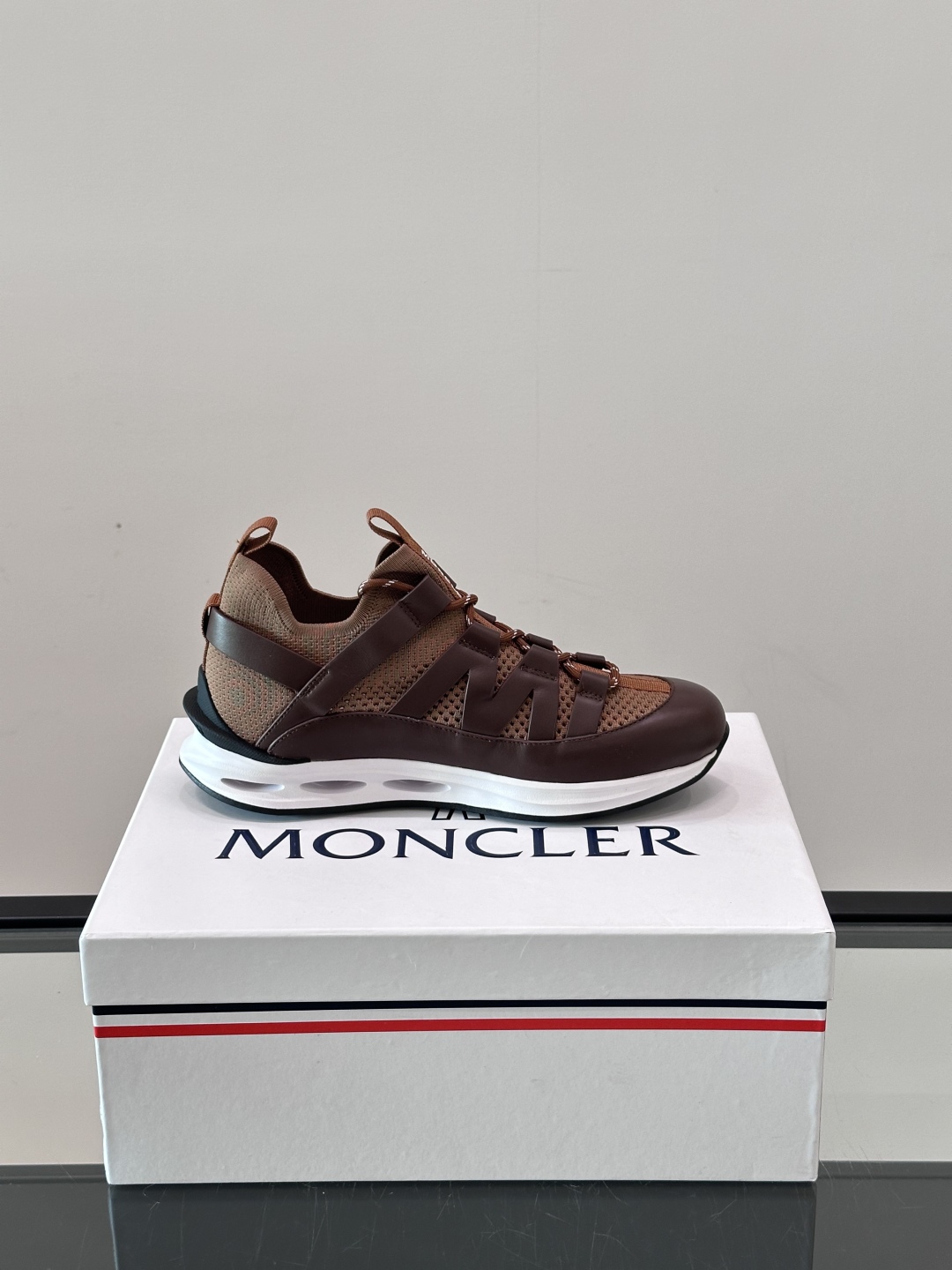 Moncler/蒙口男士休闲运动鞋，具有舒适防滑性能，采用一体成型进口飞织科技面料制成，兼备创新、功能性