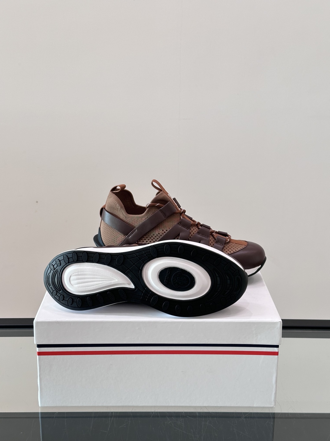 Moncler/蒙口男士休闲运动鞋，具有舒适防滑性能，采用一体成型进口飞织科技面料制成，兼备创新、功能性
