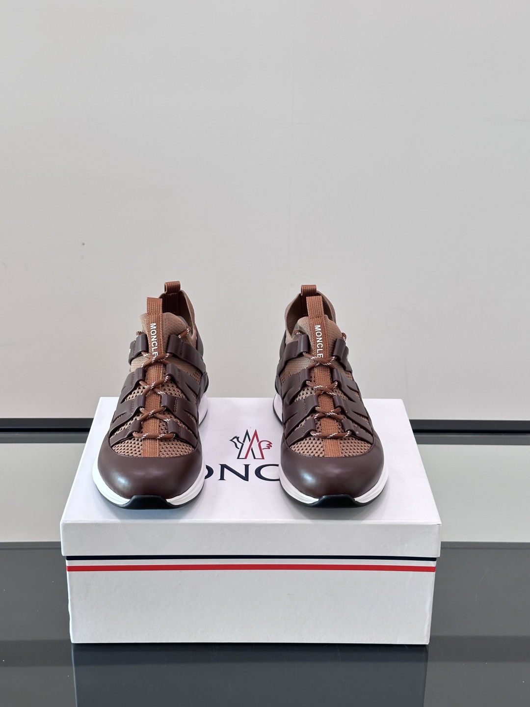 Moncler/蒙口男士休闲运动鞋，具有舒适防滑性能，采用一体成型进口飞织科技面料制成，兼备创新、功能性