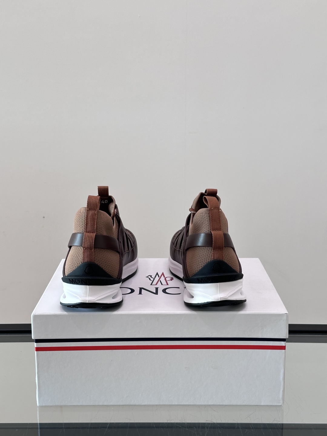 Moncler/蒙口男士休闲运动鞋，具有舒适防滑性能，采用一体成型进口飞织科技面料制成，兼备创新、功能性