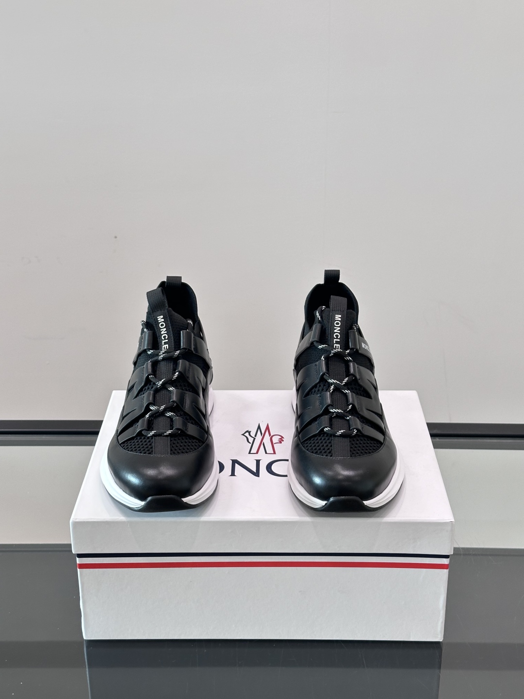Moncler/蒙口男士休闲运动鞋，具有舒适防滑性能，采用一体成型进口飞织科技面料制成，兼备创新、功能性